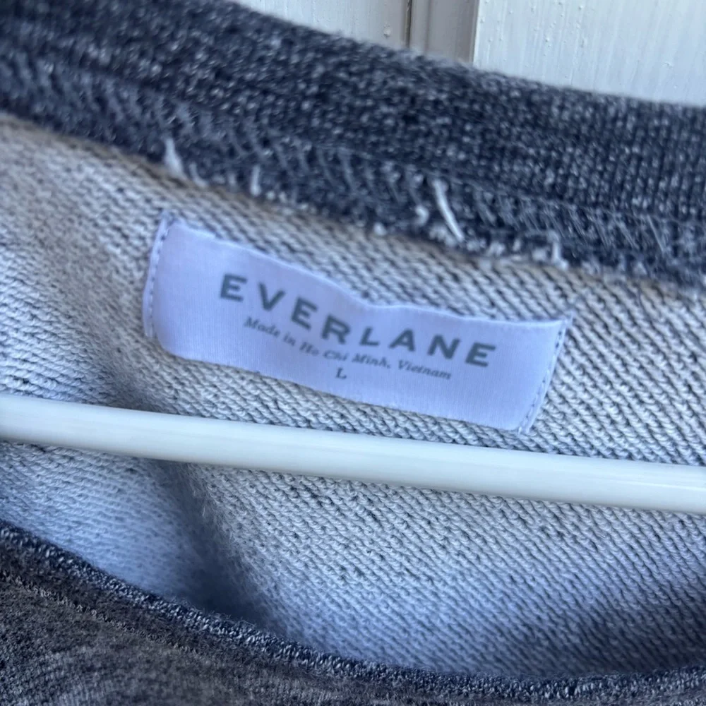 Everlane Grey Short Sleeved Sweatshirt - Picture 3 of 8